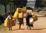 Magone_Vrouwen met jerrycans