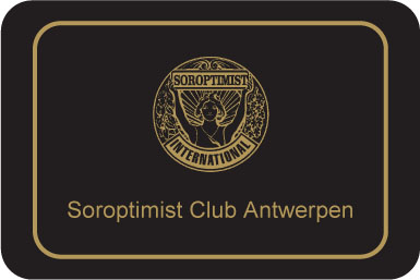 Zwart blikje met embleem en clubnaam gevuld met chocolaatjes